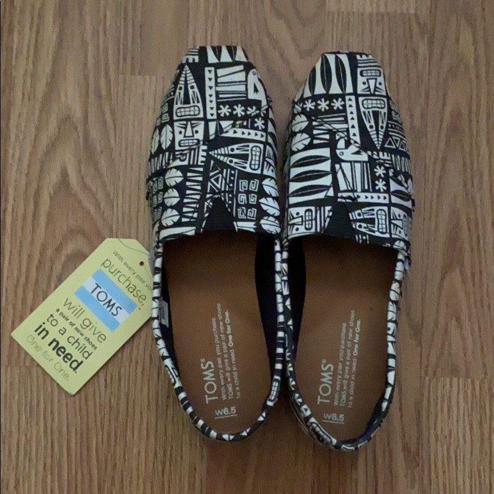 NWT Toms Black/White Canvas Tiki Casual Shoe